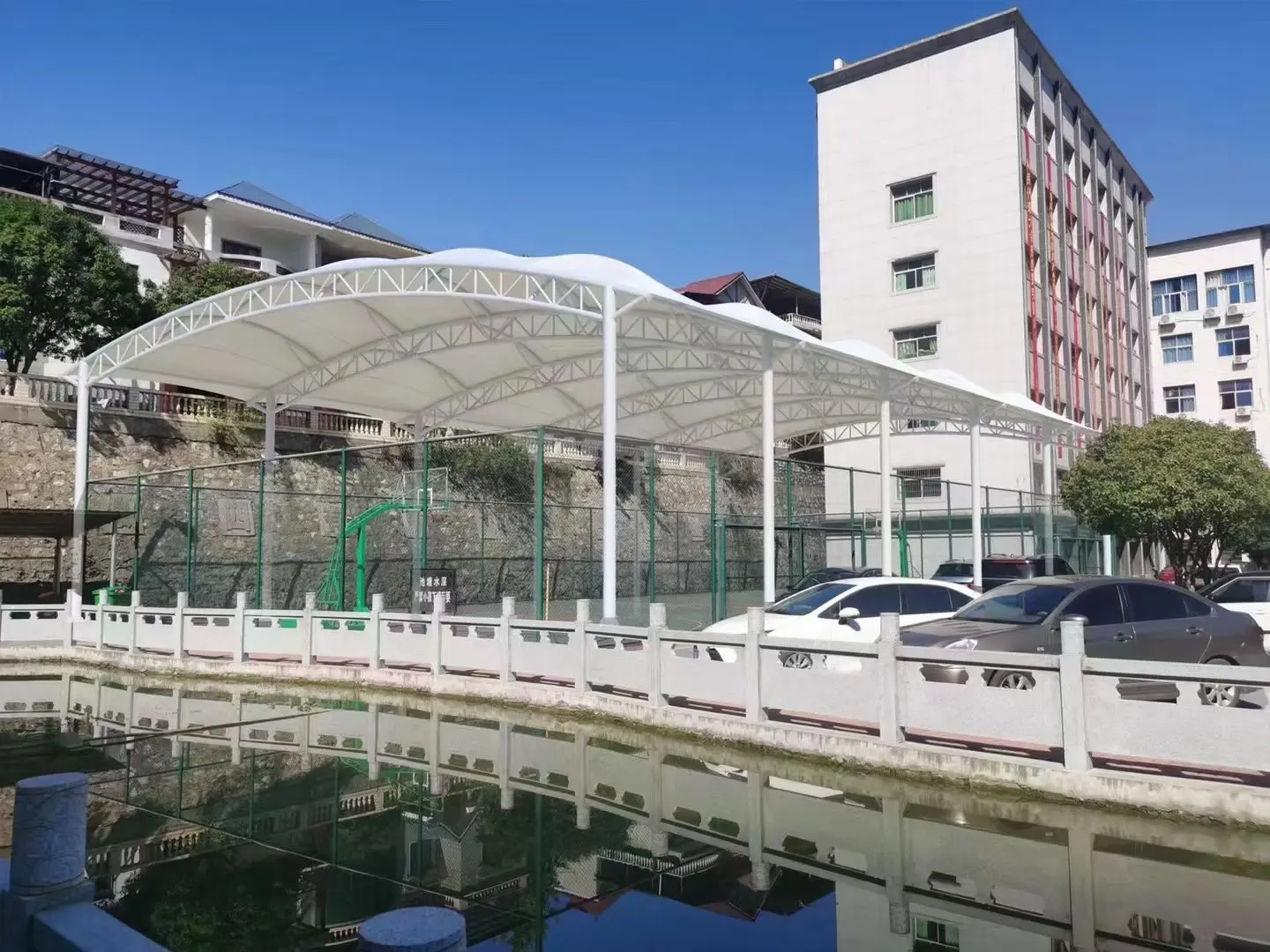 贵州习水园区停车棚总在漏水生锈？源头膜结构厂家：按本地气候选材，避开三大坑
