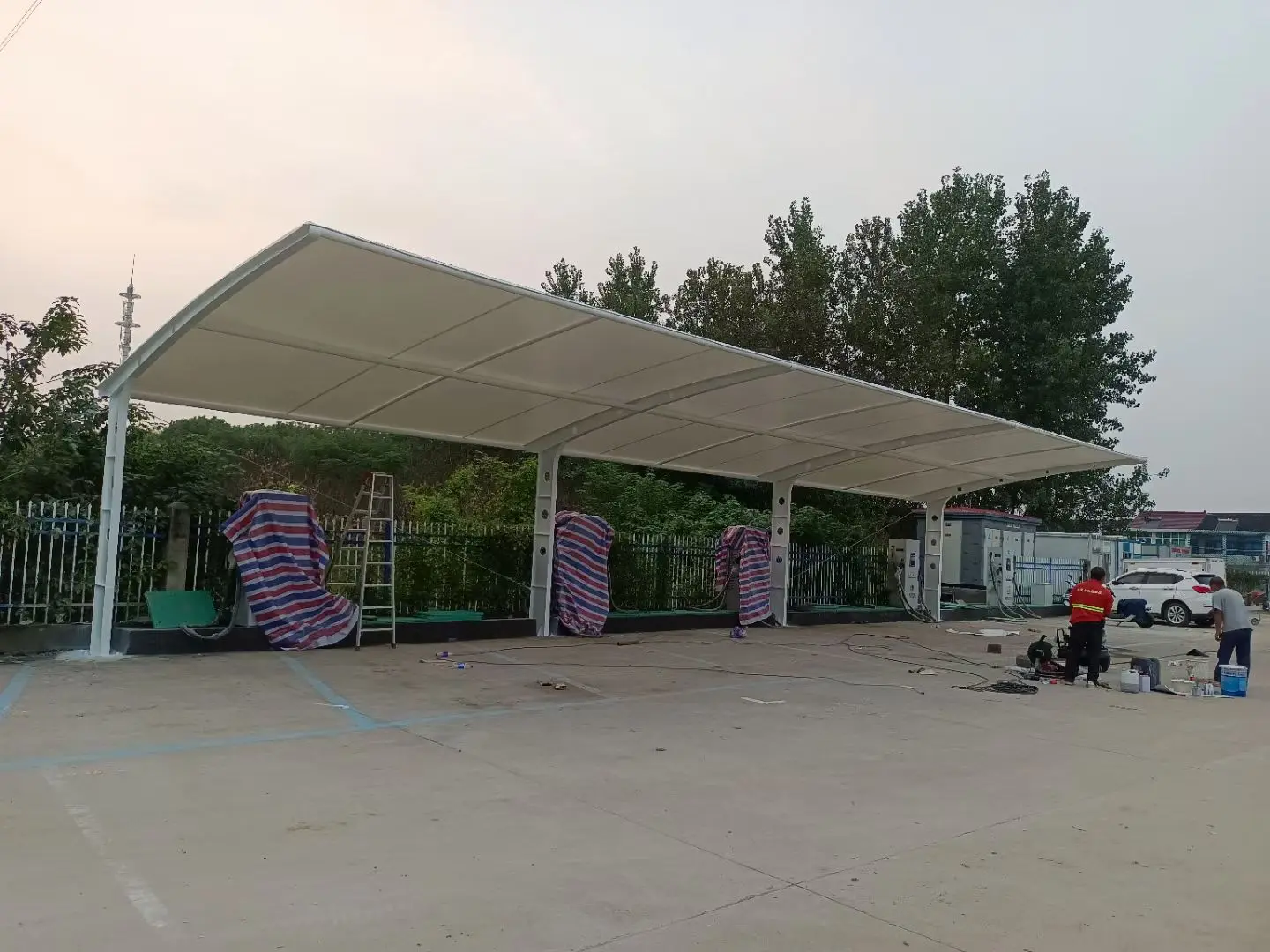 贵州习水膜结构工程科普：山地多雨强紫外线环境，停车棚选材别只看低价